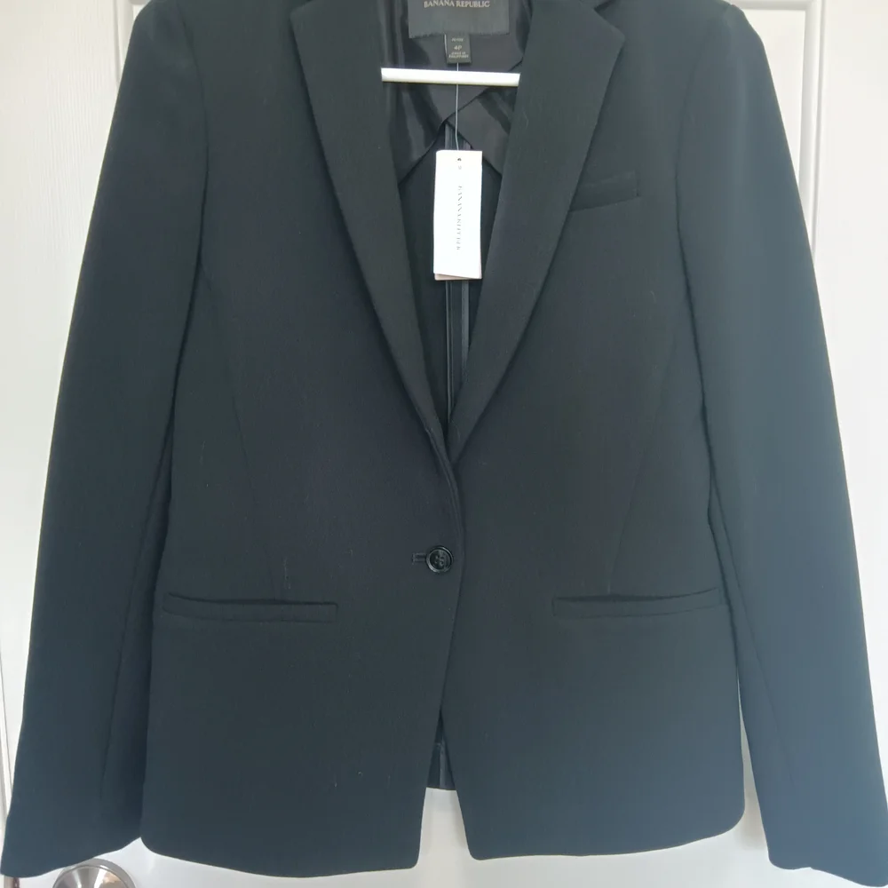CLEARANCE SALE!!  Banana Republic Women's Elegant Black Blazer - Picture 5 of 12